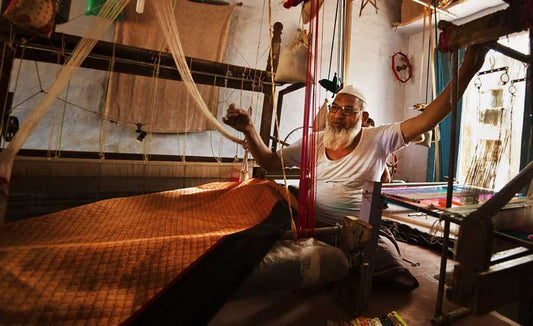Weaving the handloom banarasi